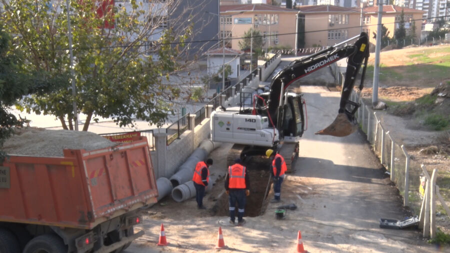  Adana Büyükşehir, Su Baskını Problemini En Aza İndirmek İçin Aralıksız Çalışıyor