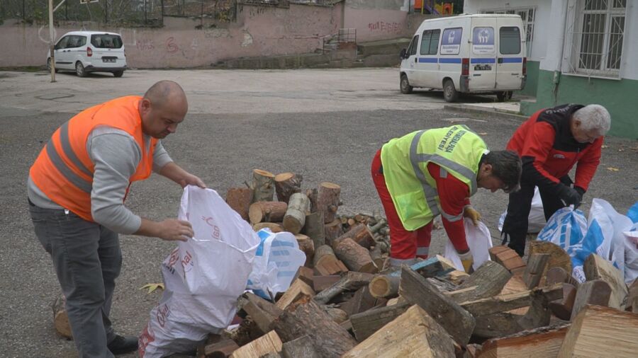  Mustafakemalpaşa’da Tonlarca Yakacak Odun, Yüzlerce Aileye Sıcak Yuva Oluyor