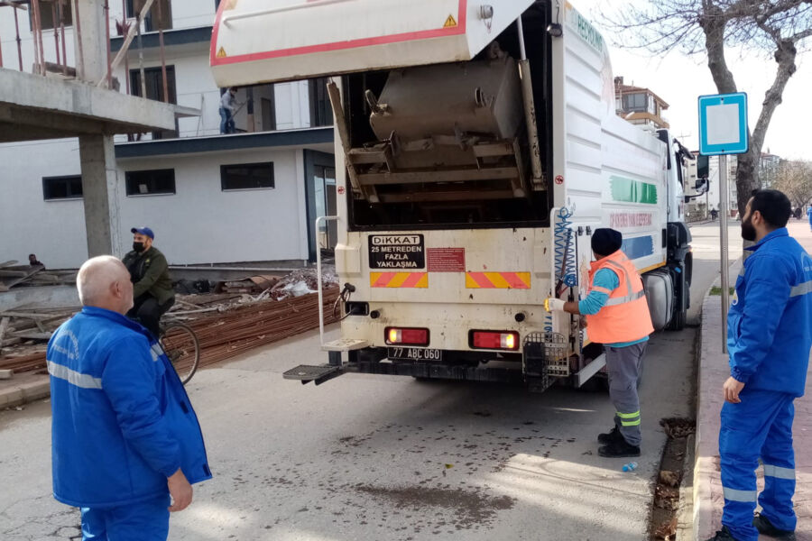  Çınarcık Belediyesi, Çöp Konteynırlarını Dezenfekte Ediyor