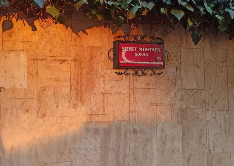  Gemlik Belediyesi, Şehitlerin İsimlerini Taşıyan Sokak Tabelalarını Yeniledi