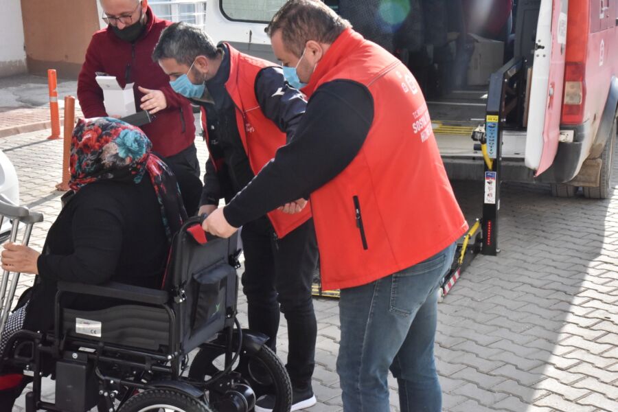  Bilecik Belediyesi, İhtiyaç Sahibi Vatandaşlara Tekerlekli Sandalyelerini Teslim Etti