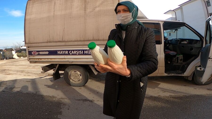  Safranbolu Belediyesi İhtiyaç Sahibi Ailelerin Çocuklarına  Süt Dağıtıyor