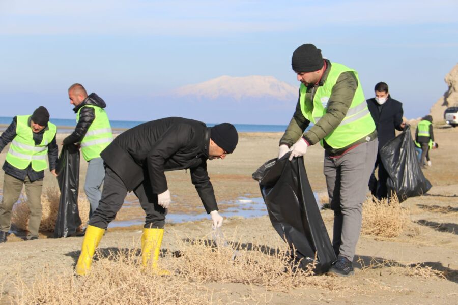  Edremit Belediyesi Çöp Toplayarak, Van Gölü’ndeki Kuraklığa Dikkat Çekti