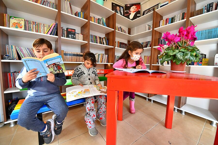  İzmir Büyükşehir Muhtarlık Ofislerini Mini Kütüphaneye Dönüştürdü