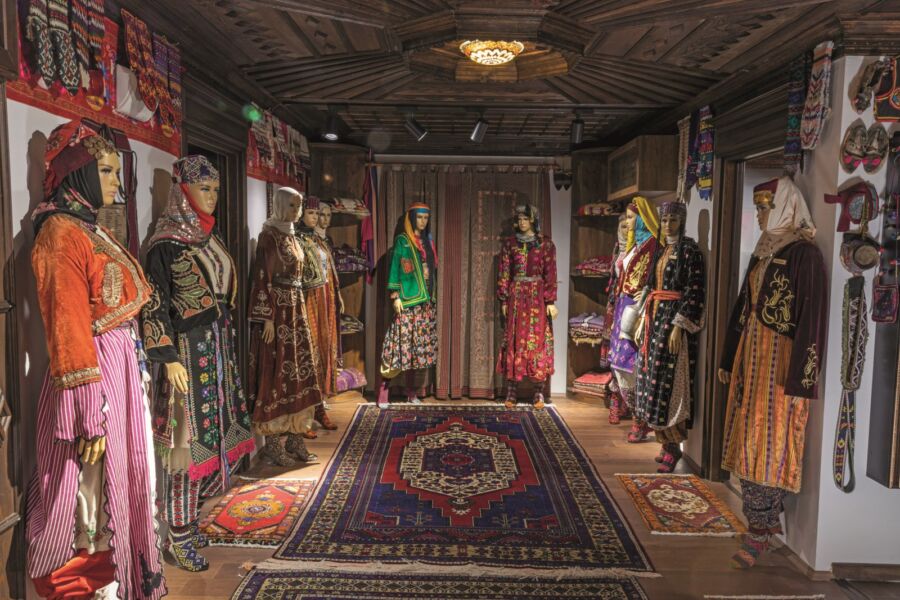 Yunusemre’de Anadolu’nun Kadın Kıyafetleri Osmanlı Müzesinde Sergileniyor