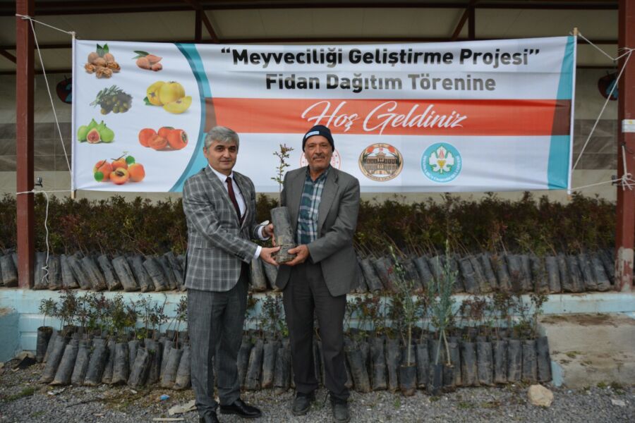  Manisa Büyükşehir Belediyesi, Üreticiler İçin Meyve Fidanı Desteği Veriyor