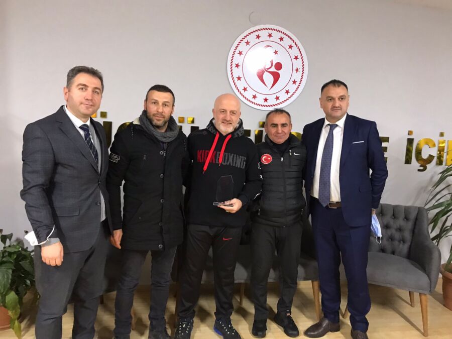  Salıpazarı Belediye Başkanı Halil Akgül, Dünya Şampiyonu’na Plaket Sundu
