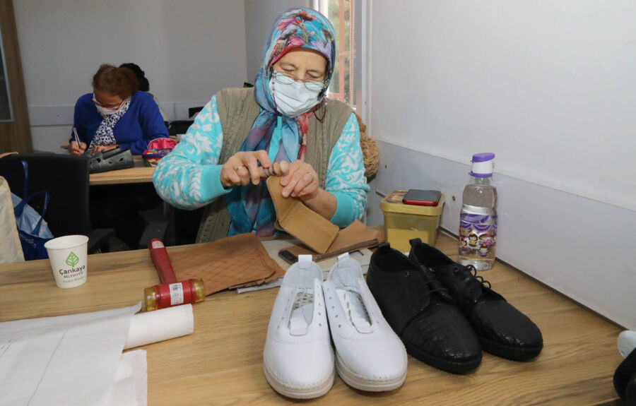  Çankaya’nın Kadınları Ayakkabı Üretiyor