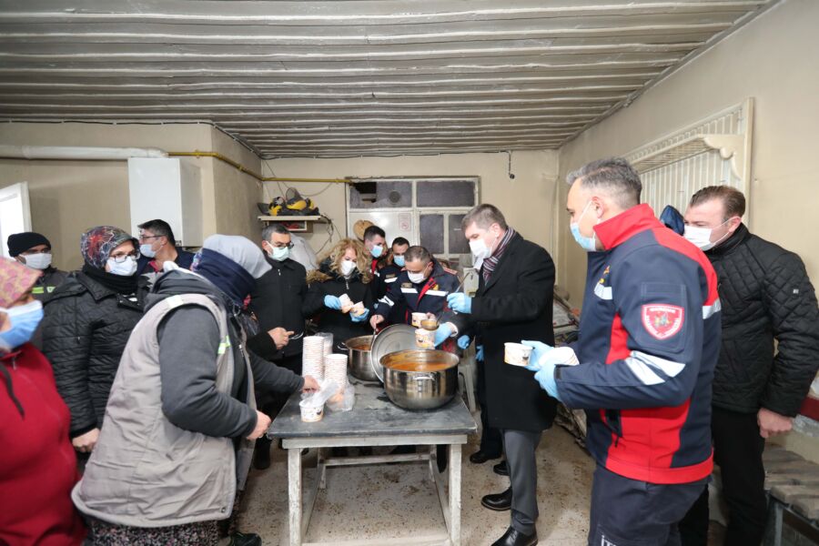  Burdur Belediyesi İtfaiye Ekipleri Saha Personeline Çorba İkram Etti
