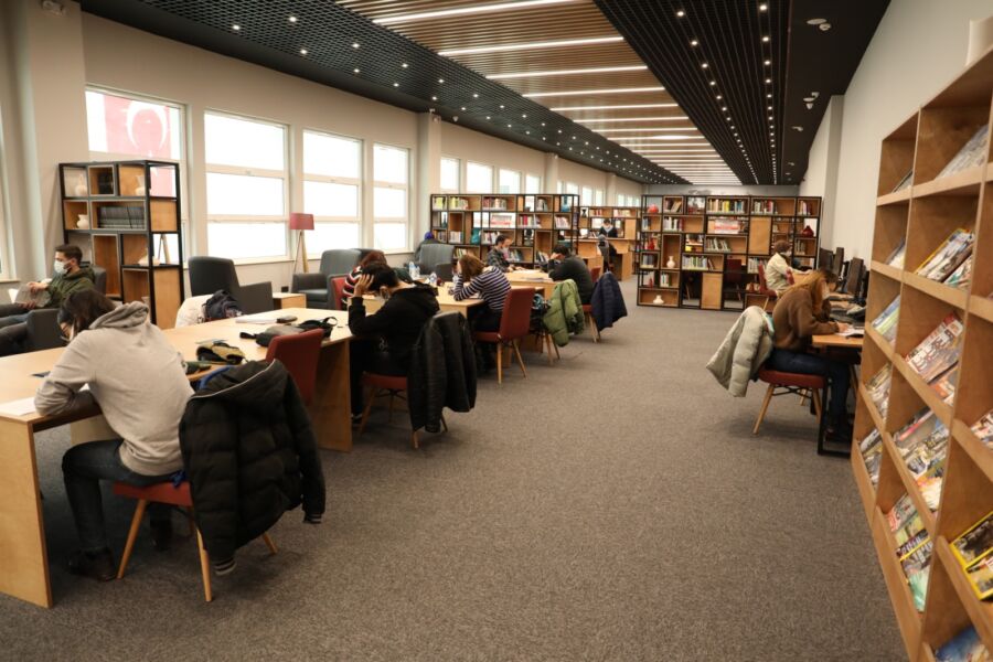  ‘İzmit Belediyesi Kütüphanesi’ Binlerce Kişinin Bilgi Durağı Oldu