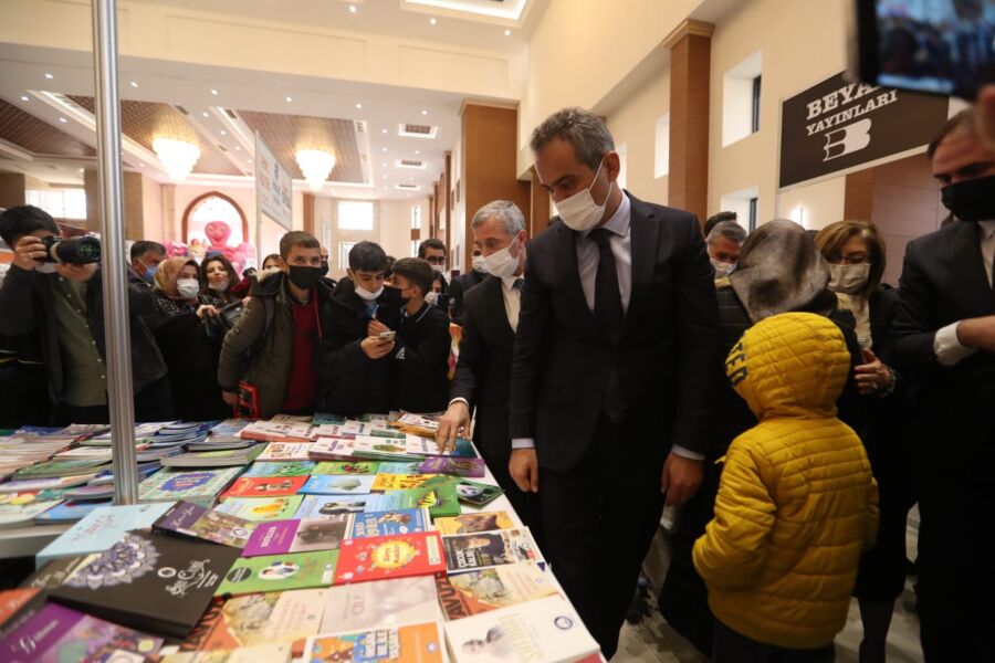  Milli Eğitim Bakanı Özer, Şahinbey Belediyesi’nin Kitap Fuarında Çocuklarla Buluştu