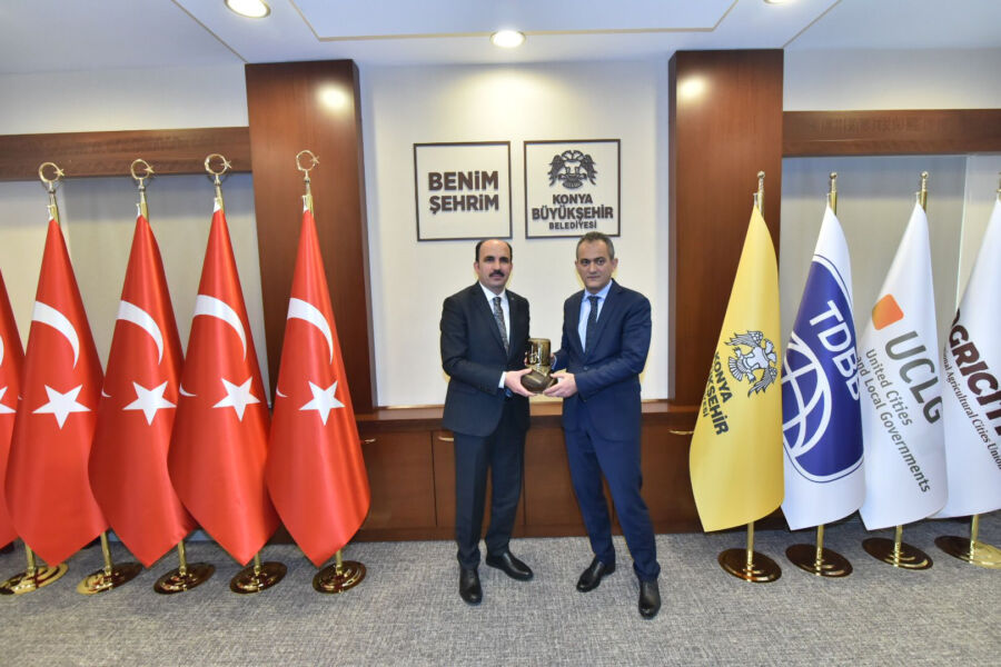  Bakan Özer, Eğitime Katkısından Dolayı Konya Büyükşehir Belediye Başkanı Altay’a Teşekkür Etti