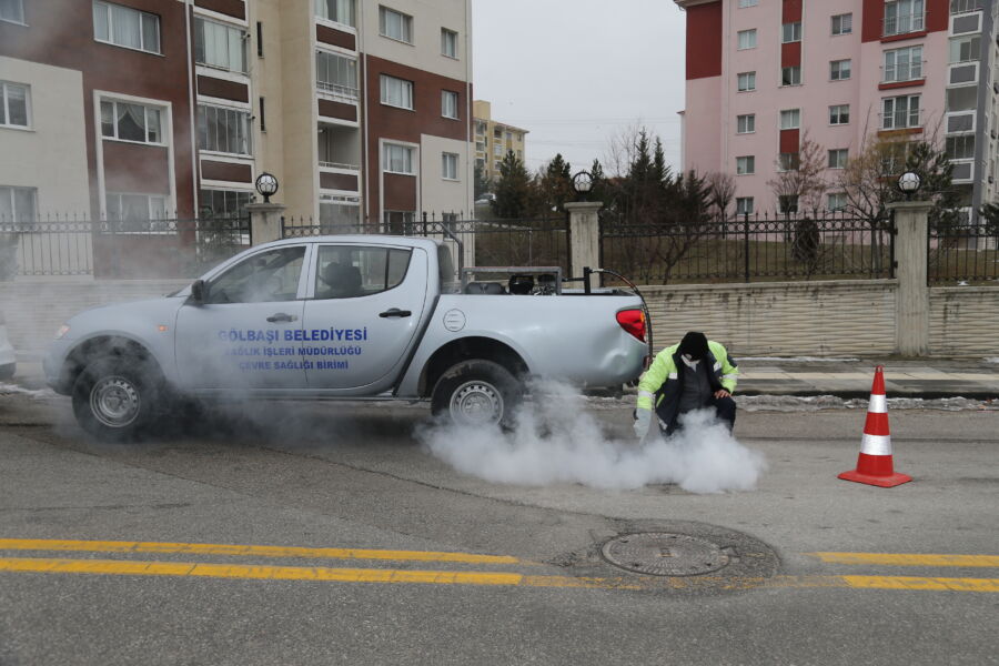  Gölbaşı Belediyesi Ekipleri, İlaçlama Çalışmalarını Sürdürüyor