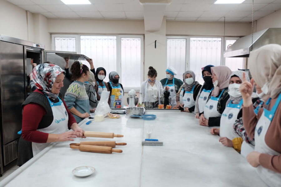  Bursa Büyükşehir Belediyesi’nin Halk Üniversitesinde İşitme Engelliler Mutfağa Girdi