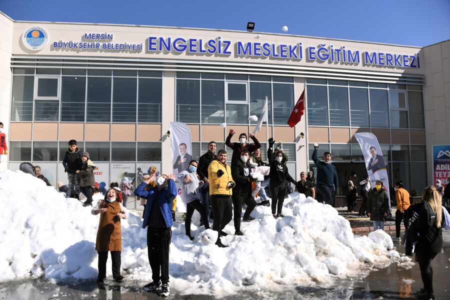  Mersin Büyükşehir’den Özel Bireylere Özel Kar Sürprizi