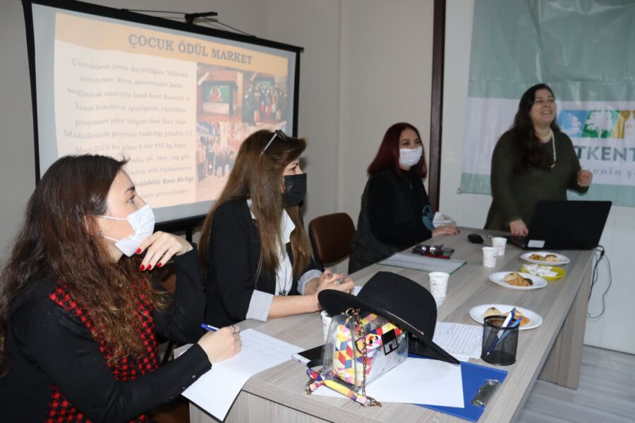  İzmit Belediyesi’nin Kadın Meclisi, ‘102 Kadın 102 Bakış Projesi’ni Hayata Geçiriyor