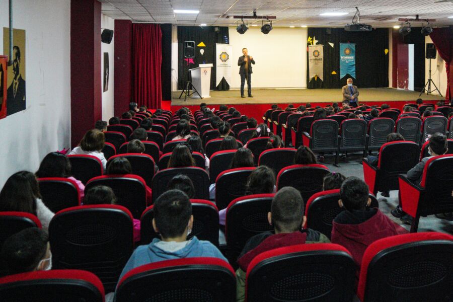 Diyarbakır Büyükşehir Öğrencilere Çevre Temizliği Eğitimi Düzenledi