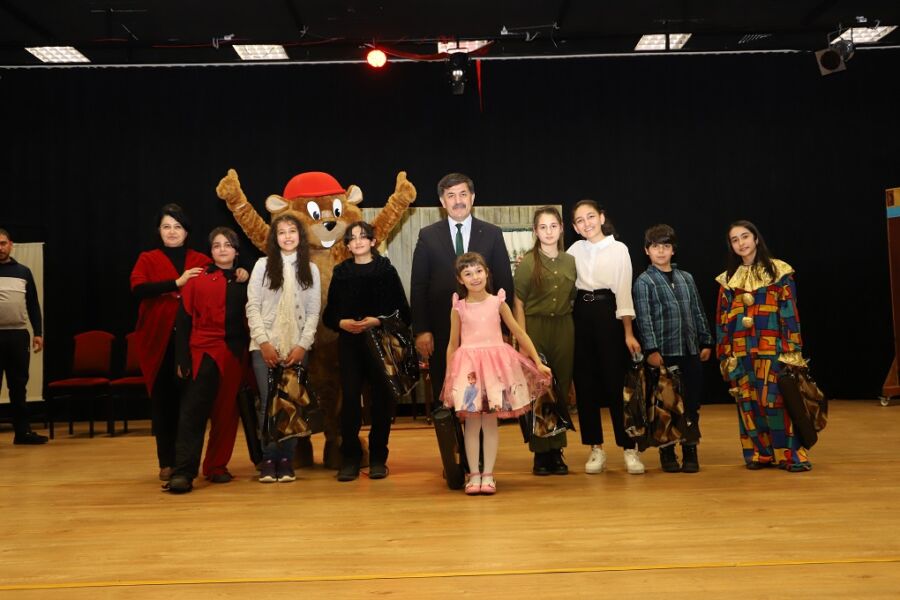  Erzincan Belediyesi Çocuklar İçin Tiyatro Etkinlikleri Düzenledi