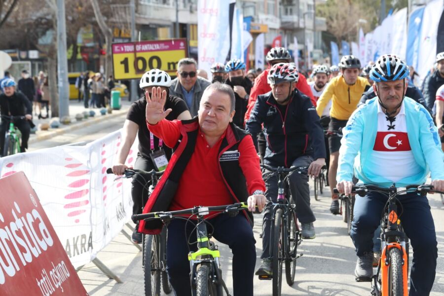  Antalya Büyükşehir Belediye Başkanı Böcek, İklim Değişikliğine Farkındalık için Pedal Çevirdi