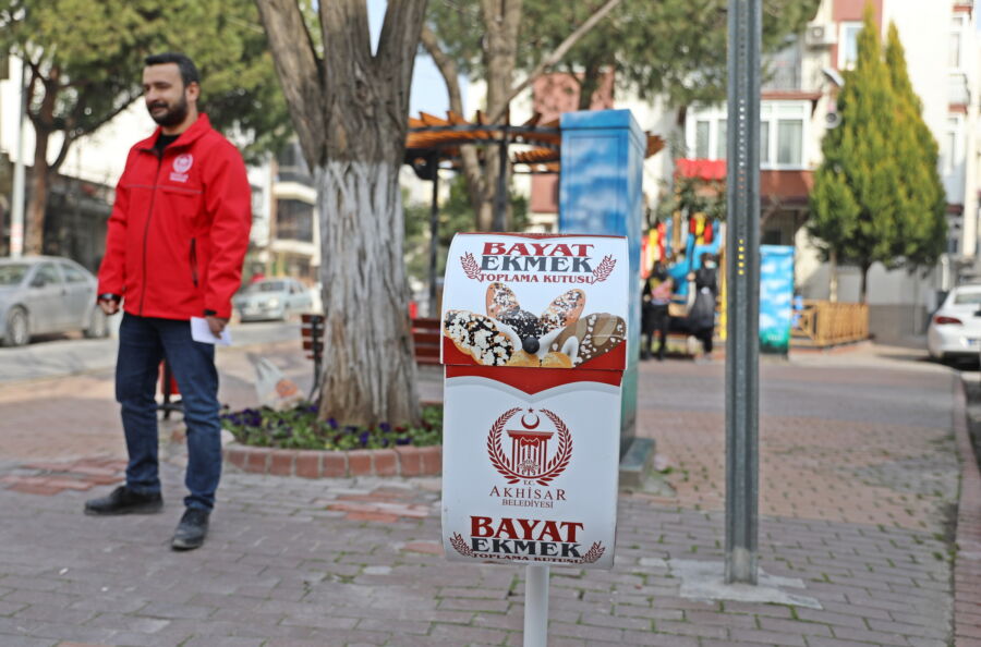 Akhisar Belediyesi’nin ‘Bayat Ekmek Kutusu’ Projesi Hayvanlara Yiyecek Olacak