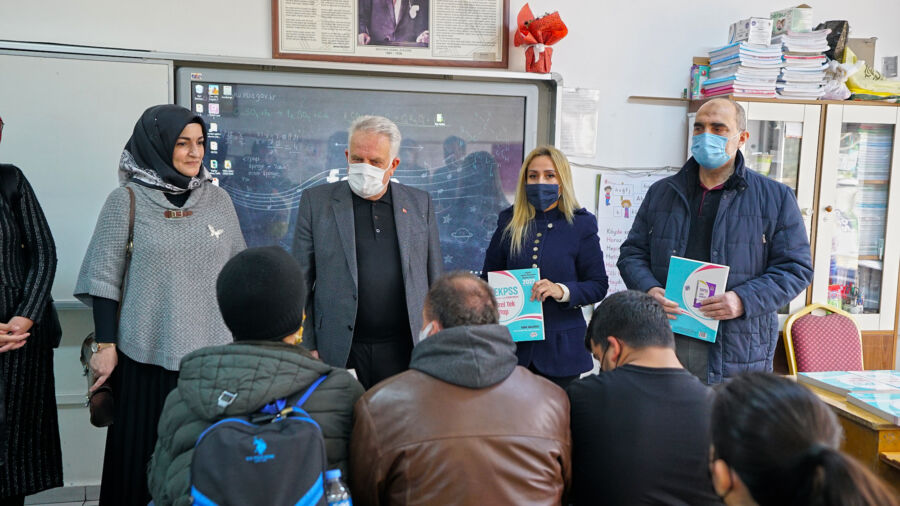  Kahramanmaraş Büyükşehir EKPSS Adaylarına Hazırlık Kitapları Hediye Etti