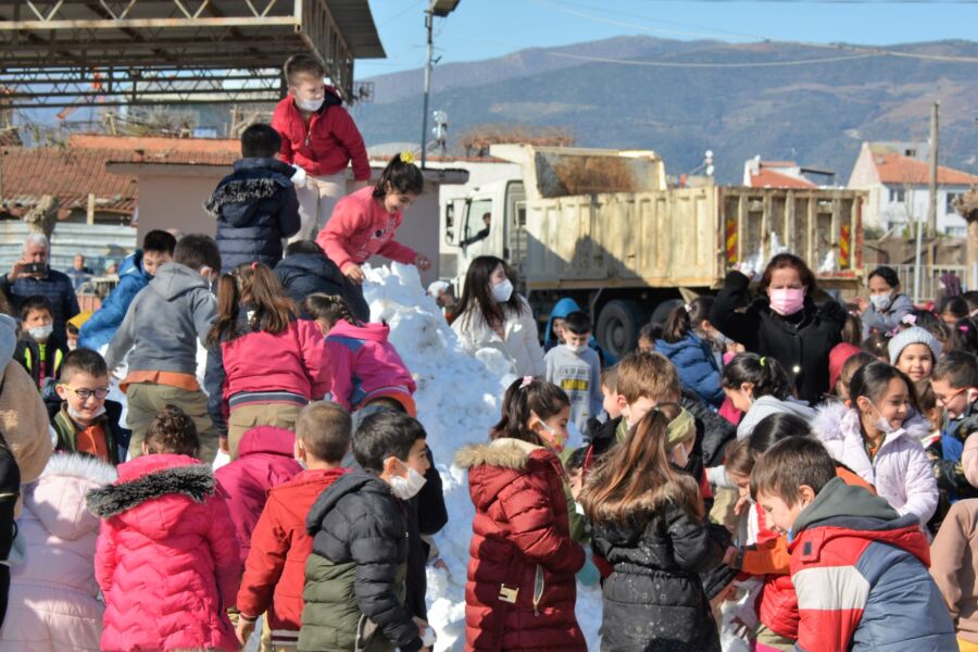  Ödemiş Belediyesi’nden Çocuklara Kar Sürprizi