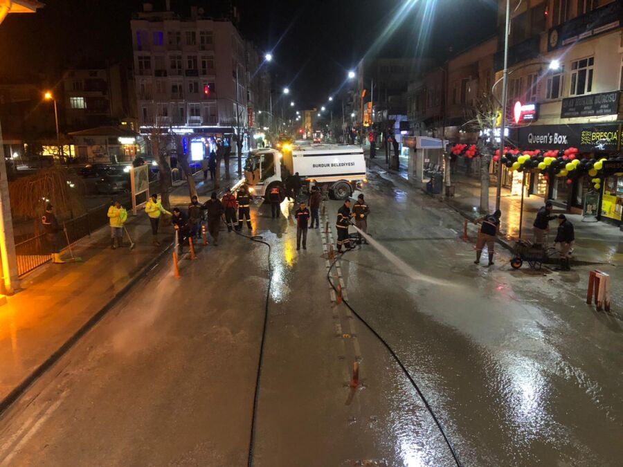  Burdur Belediyesi Cadde ve Kaldırımları Temizliyor