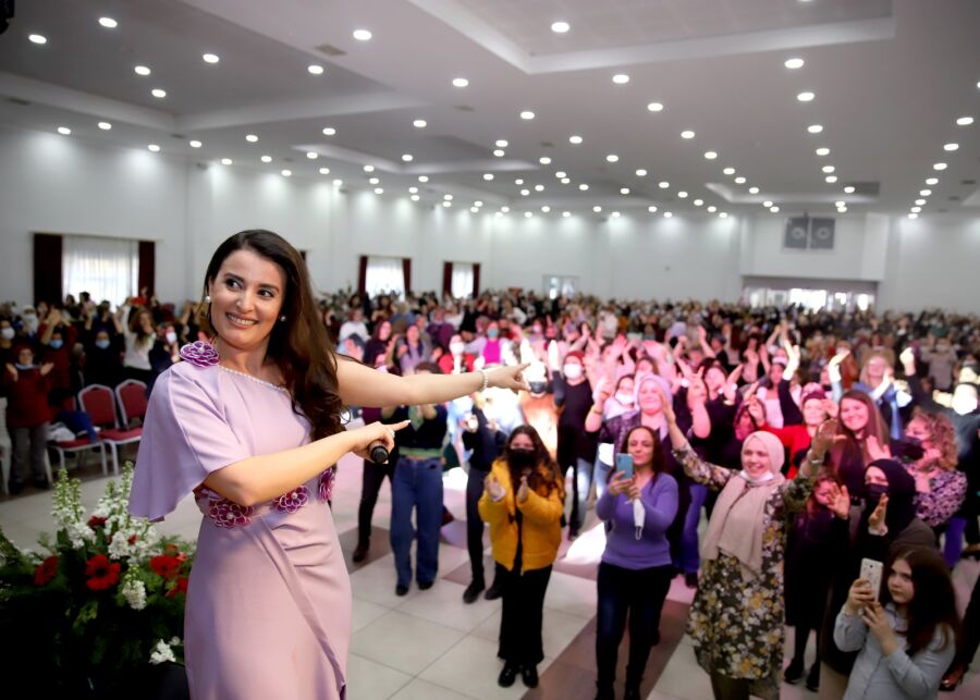  Burdur Belediyesi Kadınlar Günü Matinesi Düzenledi