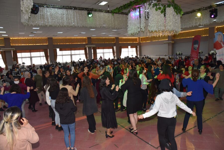  Ceyhan Belediyesi’nden 8 Mart’a Özel Kadınlar Matinesi