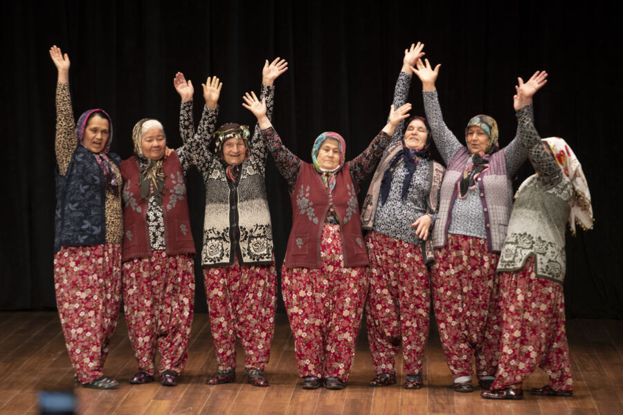  Mersin’de Dünya Tiyatro Günü’nde Arslanköy’ün Sanatçı Kadınları Seyirciyle Buluştu