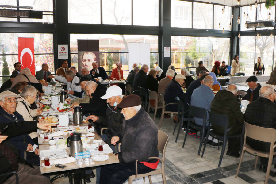  Çınarcık Belediyesi’nden Yaşlılar Haftasında Kahvaltı Sürprizi