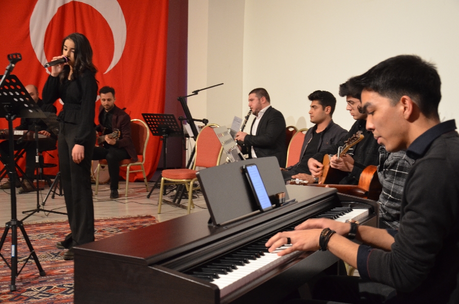  Demirci’de Türk Halk Müziği Dinleti Programı Düzenlendi