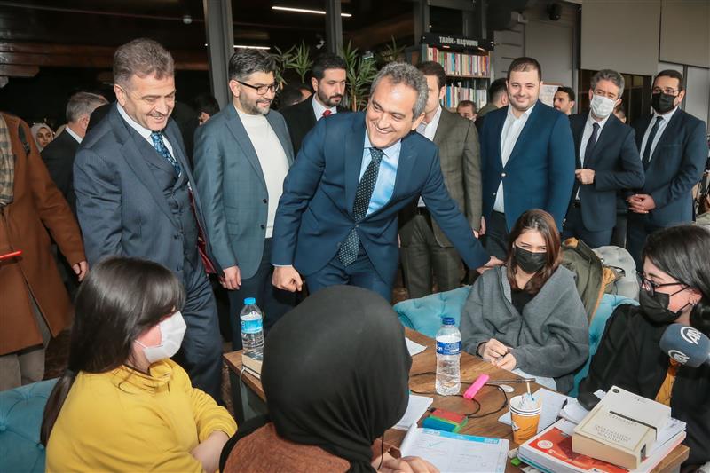  Milli Eğitim Bakanı Özer, Gazioşmanpaşa’da Farika Kütüphanesi’ni Ziyaret Etti