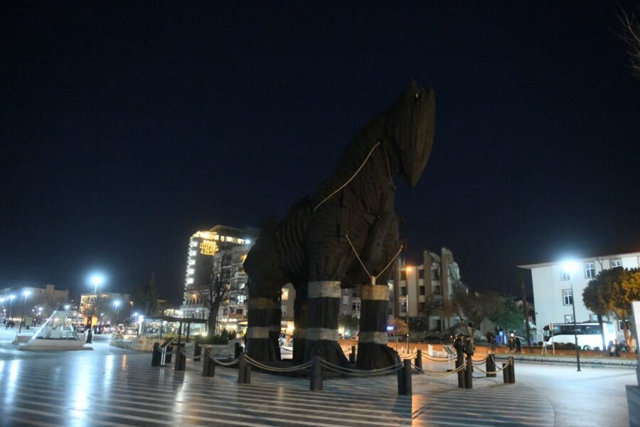  Çanakkale’de Troia Atı’nın Işıkları ‘Dünya Saati’ Etkinliği İçin Kapatıldı