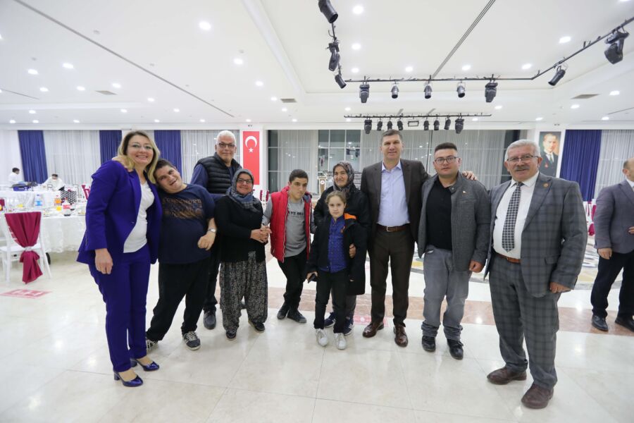  Burdur Belediye Başkanı Ercengiz, Engelli Bireylere İftar Yemeği Düzenledi
