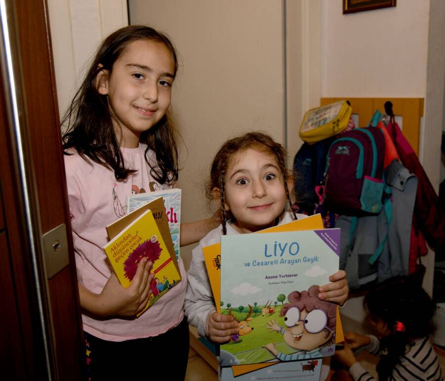  Kadıköy Belediyesi Çocuklara Kitap Seti Hediye Ediyor