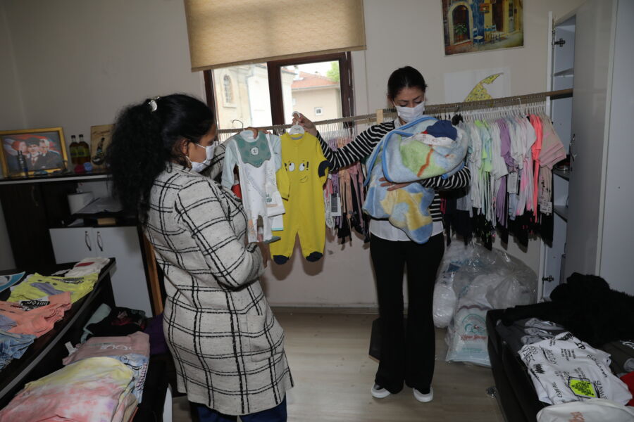  Mudanya Belediyesi, İhtiyaç Sahibi Çocuklara Bayramlık Kıyafet Götürüyor