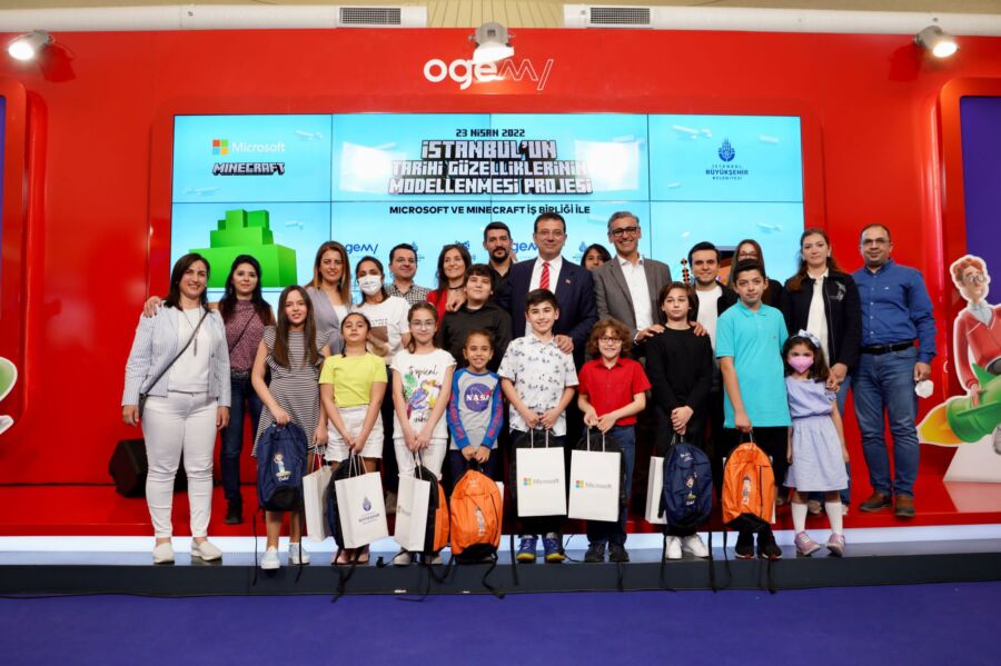  İstanbul Büyükşehir Minecraft Yarışmasında Dereceye Giren Yazılımcılara Ödüllerini Verdi
