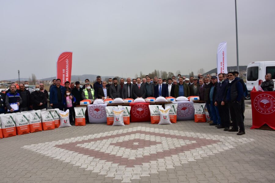  Bozüyük’te Ayçiçeği ve Nohut Tohumu Dağıtımı Yapıldı