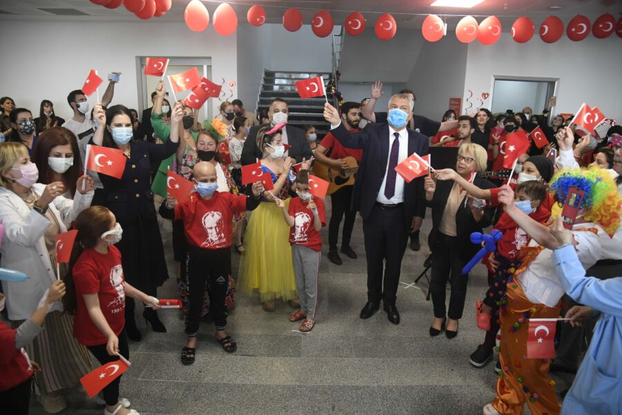  Adana Büyükşehir, Hasta ve Göçmen Çocuklar için ‘Çocuk Şenliği’ Düzenledi