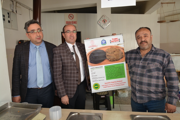  Sandıklı Belediye Başkanı Çöl, Esnafa ‘Coğrafi İşaret’ Afişlerini Dağıttı