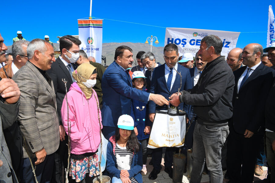  Malatya Büyükşehir Belediyesi Doğanyol’da Fidan Dağıtımı Yaptı