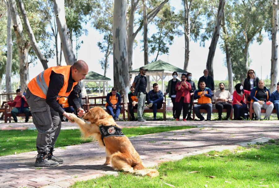  Konyaaltı’nda Otizmli Bireylere Eğitimli Köpekler ile Gösteri Düzenlendi