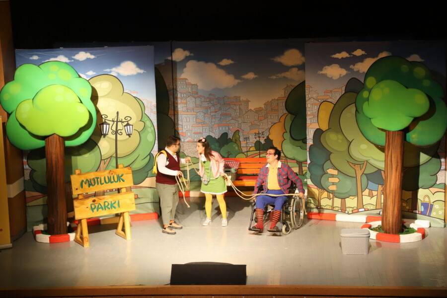  Çankırı Belediyesi, Eti Çocuk Tiyatrosu’nu Çocuklar ile Buluşturdu