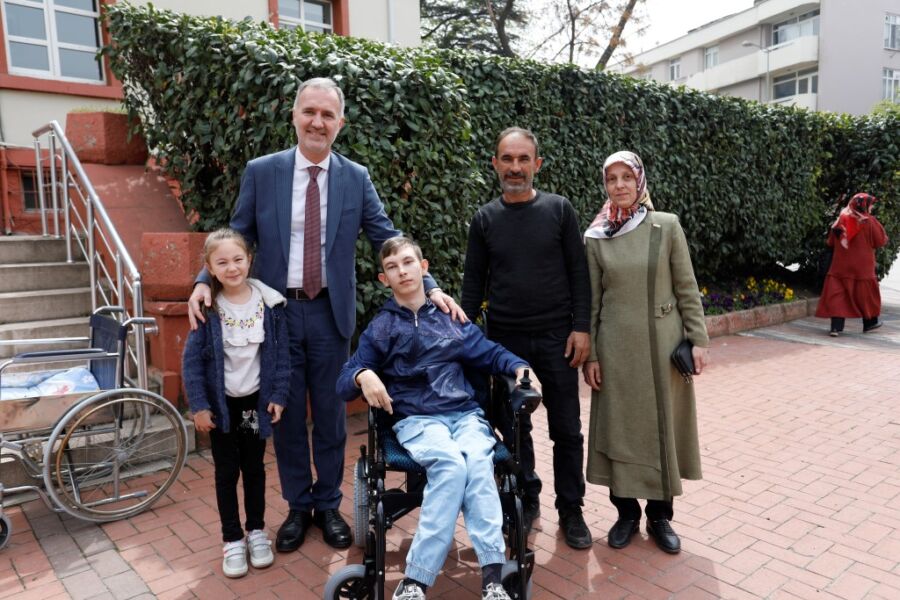  İnegöl Belediyesi, Engelli Vatandaşlara Akülü Tekerlekli Sandalye Yardımında Bulundu