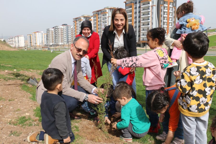  Batman Belediyesi, Orman Haftası Nedeniyle Fidan Dikme Etkinliği Düzenledi