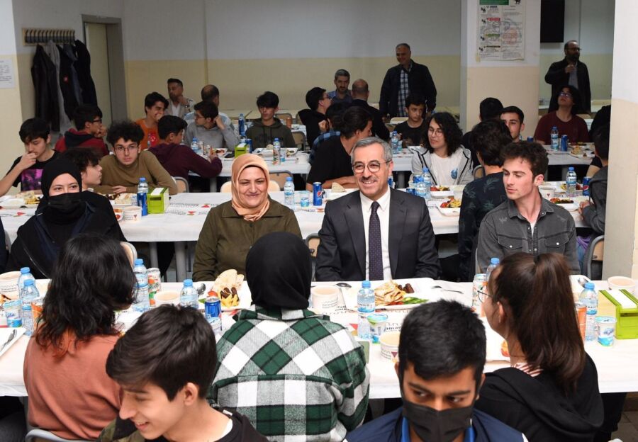  Kahramanmaraş Büyükşehir Belediye Başkanı Güngör, Öğrencilerle İftar Yaptı