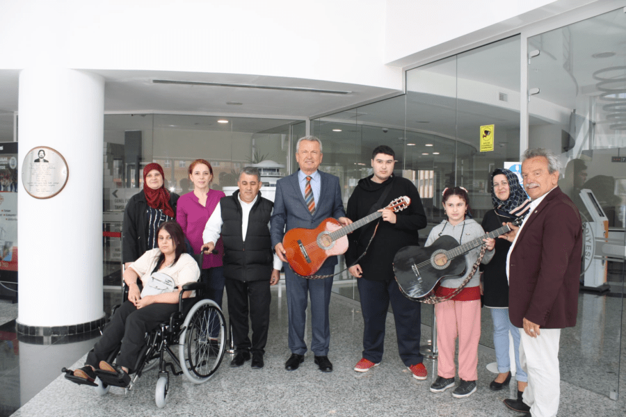  Çaycuma Belediye Başkanı Kantarcı, Engelli Vatandaşlara Bayram Hediyesi Verdi