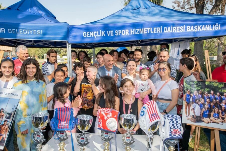  İzmir Büyükşehir Belediye Başkanı Soyer, Sporfest’te Küçük Sporcularla Buluştu