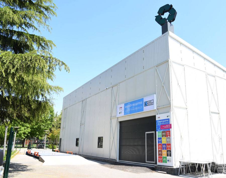  Kadıköy Belediyesi Bahçesinde 1. Sınıf Atık Getirme Merkezi Açıldı